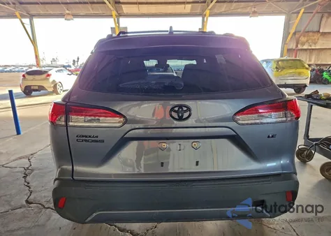 2022 Toyota Corolla Cross Le z USA, uszkodzony, nr VIN 7MUBAAAG3NV033480